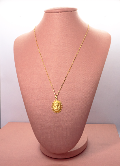 COLAR DE CONCHINHA COM PINGENTE CAMAFEU